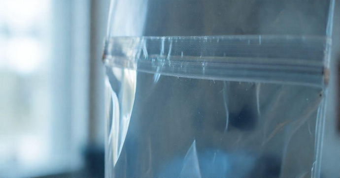 Saco plástico com lacre adesivo: a solução ideal para armazenamento seguro